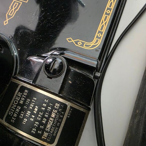 Vintage Singer Featherweight 221 Sewing Machine – 1957 – Runs - Picture 5 of 7